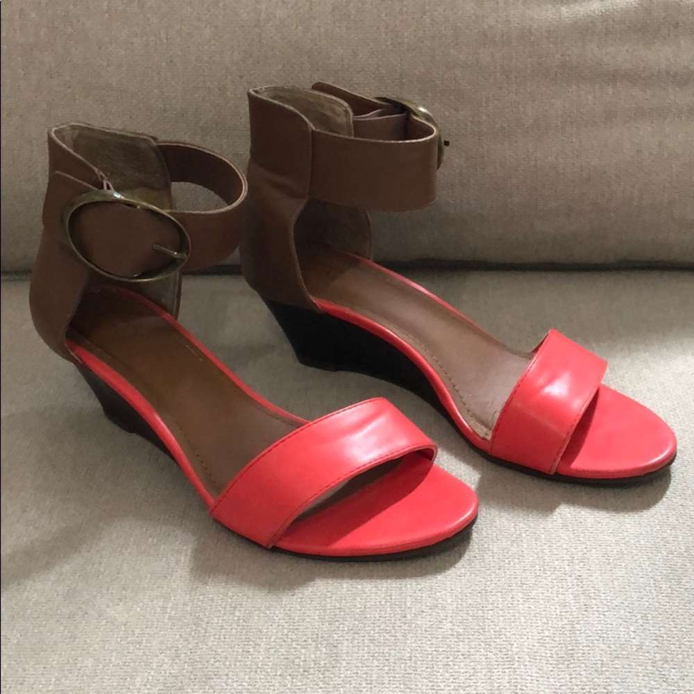 Coral and tan wedge